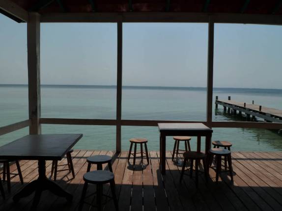 Um tranquilo e convidativo bar em ilhota na grande barreira de corais de Belize